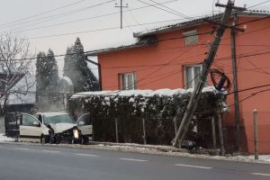 O maşină a rupt un stâlp la Rusu Bârgăului