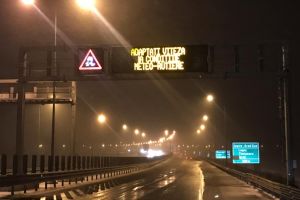 Noapte plină pentru drumarii din Timiş pentru ca autostrada şi drumurile să rămână deschise