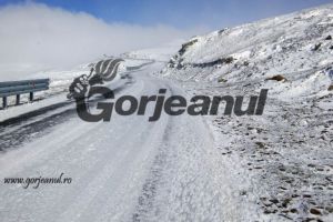 Zăpadă pe două drumuri naţionale din Gorj