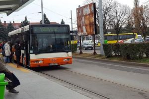 Incident şocant la Ploieşti: O tânără a fost rănită după ce a căzut din autobuzul în mers pe un geam care s-a desprins