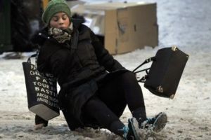 Zece persoane au ajuns la urgenţe după ce au căzut pe gheaţă în doar o zi, la Sibiu