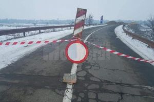 Circulaţia pe podul de peste râul Suceava, de la Vereşti, a fost închisă total