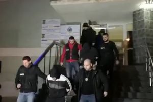 Hoţi prinşi cu focuri de armă după ce au spart un magazin Profi