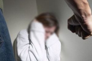 Femeie din Târgu-Cărbuneşti, bătută de soţ! Bărbatul, evacuat din locuinţă