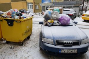 Maşina unui sucevean, acoperită cu gunoaie pentru că a blocat accesul utilajelor de salubrizare