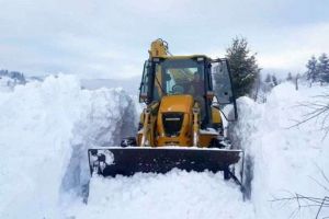 FOTO, VIDEO: Nămeţi de 2 metri pe drumurile din Apuseni. Satele de munte, încremenite sub zăpezi