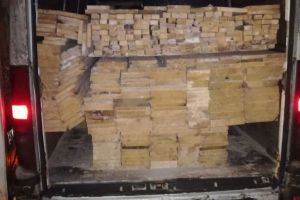Tânăr din Bistriţa arestat pentru furt. Poliţiştii au confiscat cherestea şi o autoutilitară