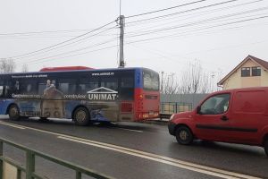 FOTO / VIDEO: Accident rutier la Miceşti. Coliziune între un autobuze şi un autoturism din cauza unei neacordări de prioritate