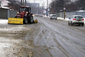 Zeci de utilaje de deszăpezire au fost scoase pe străzile oraşului