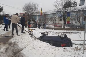 Accident spectaculos în faţa primăriei Dragodana. Un şofer nu a nimerit curba şi a ajuns în pârâu