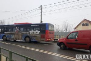 FOTO / VIDEO: Accident rutier la Miceşti. Coliziune între un autobuz şi un autoturism din cauza unei neacordări de prioritate