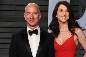 Cel mai bogat om din lume, fondatorul Amazon, divorţează. Câte miliarde ar putea primi soţia lui