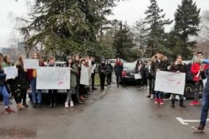 ELEVII din Constanţa PROTESTEAZĂ. Cer SUBVENȚIONAREA transportului judeţean pentru colegii NAVETIȘTI