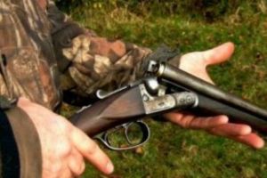 ŞOCANT. Vânător luat la ochi de poliţişti. A vrut să se laude pe internet iar acum riscă închisoarea