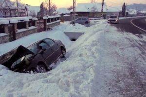 Beat la volan, un sătmărean a ,,zburat” cu maşina într-un şanţ!