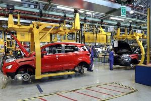 Ford anunţă că închide mai multe fabrici şi dă mii de oameni afară