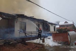 VIDEO: Primăria Fitioneşti a rămas fără arhivă! Cele mai multe documente au ars în incendiu