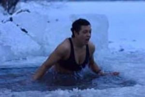 VIDEO, FOTO: Fost consilier local, baie la sub 0 grade Celsius!