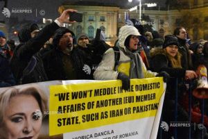 Manifestatie in apropierea Ateneului Roman, sub sloganul ''Vrem Europa, nu dictatura''