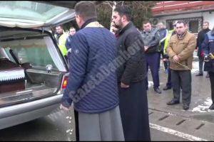 Poliţiştii din Titu l-au condus pe colegul lor pe ultimul drum către casă