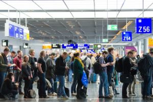 Românii pot fi amendaţi dacă pleacă din ţară în 2019, fără să anunţe Fiscul