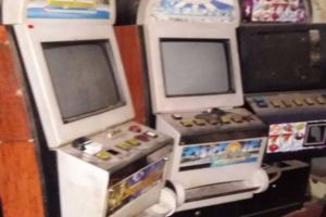 Percheziţii la săli de jocuri fără licenţă. ...