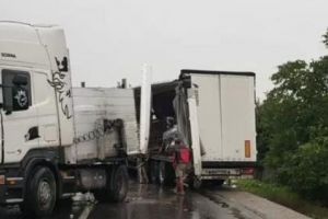 Două tiruri s-au ciocnit în Sighişoara, o persoană posibil încarcerată