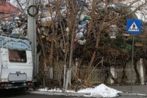 Strada cu un munte de gunoaie de 8 metri înălţime