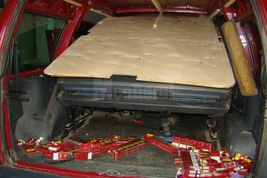 Țigări ascunse în plafonul dublat, în bordul şi portierele unui autoturism