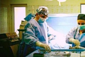 Un medic a jignit în mod repetat pacienţii şi colegii dintr-un spital din Marea Britanie şi nu a fost concediat