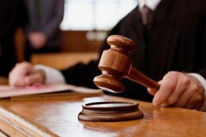 Încep procesele unui fost executor  judecătoresc şi ale unui fost ofiţer SRI