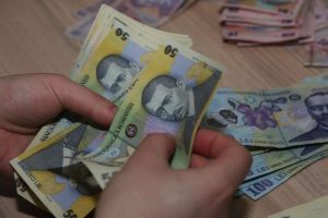 Fiscul somează românii care muncesc în străinătate să-şi declare veniturile. Care sunt amenzile