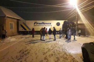 FOTO: ACCIDENT în Lancrăm. Un autotren a derapat şi s-a oprit de-a latul drumului