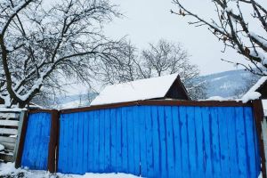 Satul uitat de lume din Bistriţa-Năsăud unde vine o vedetă tv să îşi viziteze bunicii (FOTO)
