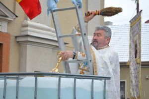 Urare către Primărie: Un preot de la Biserica cu Lună şi-a predicat revolta faţă de Bolojan şi… Târgul de Crăciun