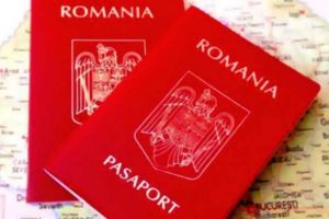 Paşapoartele simple electronice îşi schimbă culoarea din ,,roşu vişiniu” în ,,roşu închis”, pentru un puternic impact vizual la prezentarea documentelor de călătorie