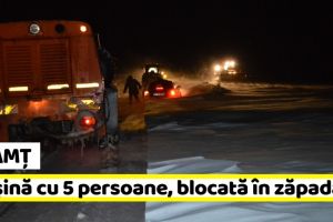 Neamţ: Maşină în care erau 5 persoane, blocată în zăpadă