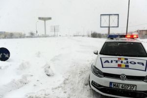 Mai multe drumuri închise şi restricţii de tonaj din cauza ninsorii şi a viscolului