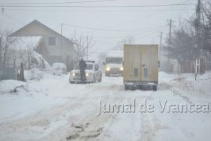 ULTIMĂ ORĂ: Un autoturism cu 4 persoane a rămas înzăpezit pe DN11A