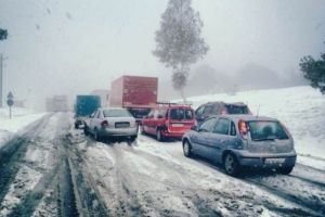 Viscol în mai multe zone din ţară. Un autocar cu 40 de persoane a rămas blocat