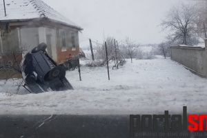 FOTO. Accident în Odoreu. O maşină s-a răsturnat în şanţ