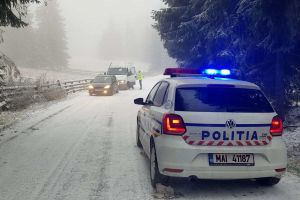 Poliţiştii clujeni recomandă şoferilor prudenţă la volan în perioada de iarnă