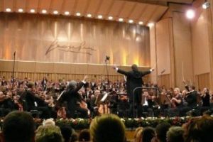 Japonezul Shinya Ozaki este de un sfert de secol dirijor permanent al Filarmonicii de Stat din Târgu Mureş. Luna viitoare, va fi sărătorit de oraşul a cărui embemă a devenit

