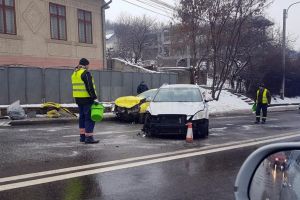 Accident cu două autoturisme implicate, pe Calea Unirii, după ce un şofer a pătruns pe ...