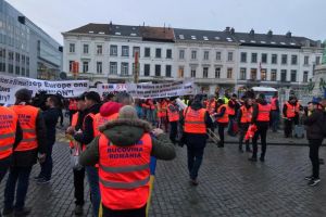 Transportatorii de mărfuri din Suceava au protestat ieri în faţa Parlamentului European