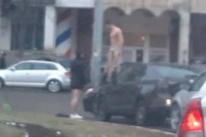 Tinerii care s-au dezbrăcat în intersecţiile aglomerate din Ploieşti au fost amendaţi