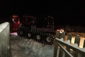 Femeie cu probleme cardiace, dintr-un sat izolat, dusă cu autoşenilata până la ambulanţă