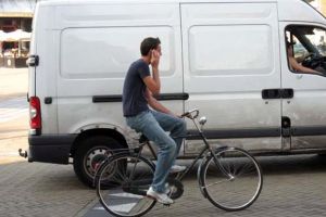 Proiect de lege: Nu doar şoferii, ci şi bicicliştii amendaţi dacă folosesc telefonul mobil!