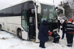 Autocar cu 40 de persoane, rămas blocat în zăpadă în zona Lacu Roşu