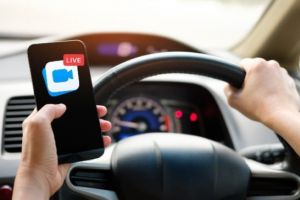 Amenzi de până la 2.900 de lei pentru şoferii care fac LIVE pe Facebook! Se modifică Codul Rutier! Află  ce alte sancţiuni sunt prevăzute